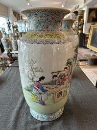Paire de vases en porcelaine de Chine famille rose &agrave; d&eacute;cor de dames de la cour se relaxant dans un jardin palatial, marque Qianlong, R&eacute;publique, 20&egrave;me