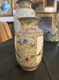Deux vases en porcelaine de Chine famille rose &agrave; d&eacute;cor de dames se relaxant dans un jardin de palais, marque de Qianlong, R&eacute;publique, 20&egrave;me si&egrave;cle