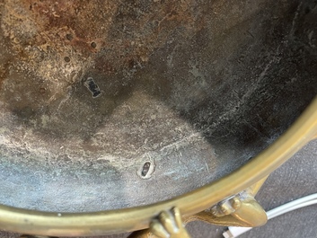 Br&ucirc;le-parfum en bronze &agrave; d&eacute;cor en relief, marque de Xuande, Chine, 19&egrave;me/20&egrave;me si&egrave;cle