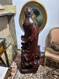 Grande Guanyin entour&eacute;e d'enfants en bois sculpt&eacute;, Chine, 20&egrave;me si&egrave;cle