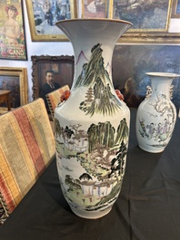Cinq vases en porcelaine de Chine famille rose et qianjiang cai, 19&egrave;me/20&egrave;me si&egrave;cle