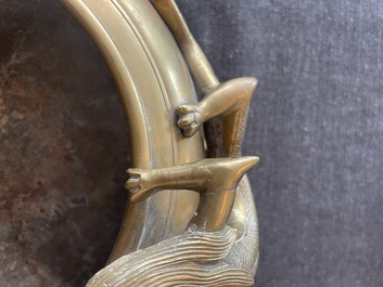 Br&ucirc;le-parfum en bronze &agrave; d&eacute;cor en relief, marque de Xuande, Chine, 19&egrave;me/20&egrave;me si&egrave;cle