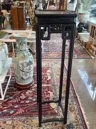 Socle de forme carr&eacute;e en bois sculpt&eacute;, Chine, 19&egrave;me si&egrave;cle