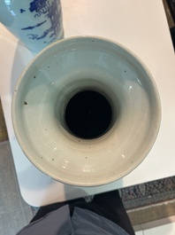 Paire de vases en porcelaine de Chine bleu et blanc sur fond c&eacute;ladon &agrave; d&eacute;cor d'antiquit&eacute;s, 19&egrave;me si&egrave;cle