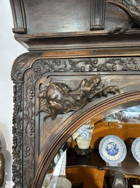 Vitrine en bois dur sculpt&eacute;, Chine ou Vietnam, 19&egrave;me si&egrave;cle