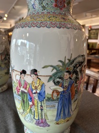 Paire de vases en porcelaine de Chine famille rose &agrave; d&eacute;cor de dames de la cour se relaxant dans un jardin palatial, marque Qianlong, R&eacute;publique, 20&egrave;me