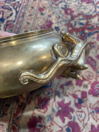 Br&ucirc;le-parfum en bronze &agrave; d&eacute;cor en relief, marque de Xuande, Chine, 19&egrave;me/20&egrave;me si&egrave;cle