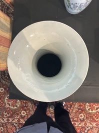 Cinq vases en porcelaine de Chine famille rose et qianjiang cai, 19&egrave;me/20&egrave;me si&egrave;cle