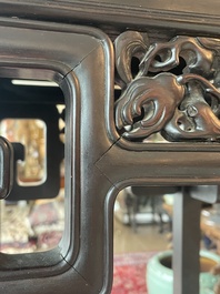 Socle de forme carr&eacute;e en bois sculpt&eacute;, Chine, 19&egrave;me si&egrave;cle