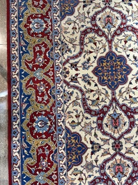 Een Perzisch Tehran tapijt met floraal decor, wol op katoen, 20ste eeuw