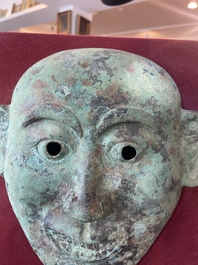 Masque fun&eacute;raire en bronze, Chine, probablement Liao