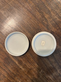 Twee Chinese blauw-witte dekseldoosjes voor zegelpasta in de stijl van Wang Bu 王步, Yongzheng merk, Republiek, 20ste eeuw