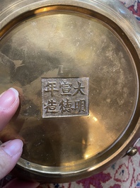 Br&ucirc;le-parfum en bronze &agrave; d&eacute;cor en relief, marque de Xuande, Chine, 19&egrave;me/20&egrave;me si&egrave;cle