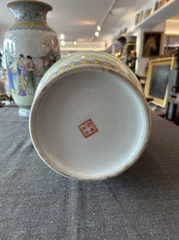 Paire de vases en porcelaine de Chine famille rose &agrave; d&eacute;cor de dames de la cour se relaxant dans un jardin palatial, marque Qianlong, R&eacute;publique, 20&egrave;me