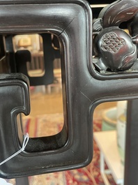 Socle de forme carr&eacute;e en bois sculpt&eacute;, Chine, 19&egrave;me si&egrave;cle