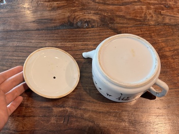 Deux th&eacute;i&egrave;res couvertes et un pot &agrave; pinceaux &agrave; d&eacute;cor figuratif en porcelaine de Chine famille rose et rouge de fer, 19&egrave;me/20&egrave;me si&egrave;cle