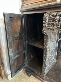 Vitrine en bois dur sculpt&eacute;, Chine ou Vietnam, 19&egrave;me si&egrave;cle