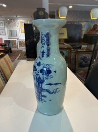 Paire de vases en porcelaine de Chine bleu et blanc sur fond c&eacute;ladon &agrave; d&eacute;cor d'antiquit&eacute;s, 19&egrave;me si&egrave;cle