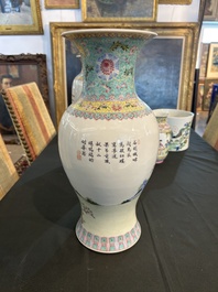 Deux vases en porcelaine de Chine famille rose &agrave; d&eacute;cor de dames se relaxant dans un jardin de palais, marque de Qianlong, R&eacute;publique, 20&egrave;me si&egrave;cle