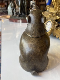Paire de br&ucirc;le-parfums en bronze en forme de cr&eacute;ature mythique, Chine, 19&egrave;me/20&egrave;me si&egrave;cle