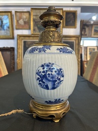 Vase en porcelaine de Chine bleu et blanc &agrave; d&eacute;cor floral mont&eacute; en lampe aux montures en bronze dor&eacute;, Kangxi