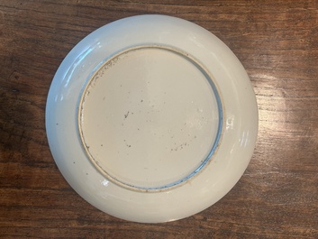 Paire d'assiettes en porcelaine de Chine famille rose &agrave; d&eacute;cor de lettr&eacute; et son serviteur dans un int&eacute;rieur, Qianlong/Jiaqing