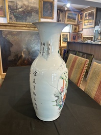 Trois vases en porcelaine de Chine famille rose &agrave; d&eacute;cor figuratif, 19&egrave;me/20&egrave;me si&egrave;cle