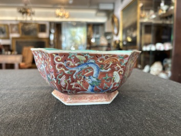 Bol de forme hexagonale en porcelaine de Chine famille rose &agrave; d&eacute;cor de dragons, marque et &eacute;poque de Tongzhi