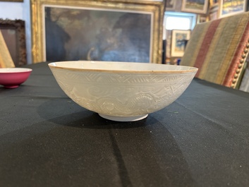 Bol en porcelaine blanc de Chine coquille d'oeuf &agrave; d&eacute;cor incis&eacute; de dragons, marque &agrave; six caract&egrave;res, 20&egrave;me si&egrave;cle