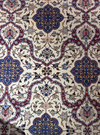 Een Perzisch Tehran tapijt met floraal decor, wol op katoen, 20ste eeuw