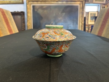 Paire de vols couverts en porcelaine de Chine famille rose de Canton &agrave; d&eacute;cor de dragons, 19&egrave;me si&egrave;cle