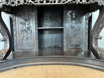 Vitrine en bois dur sculpt&eacute;, Chine ou Vietnam, 19&egrave;me si&egrave;cle