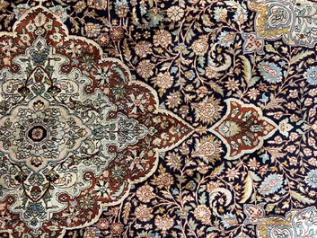 Een Perzisch Kashmir tapijt met floraal decor, zijde op katoen, 20ste eeuw