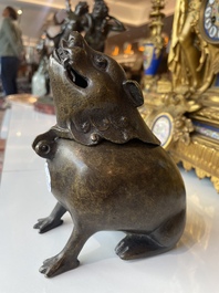 Paire de br&ucirc;le-parfums en bronze en forme de cr&eacute;ature mythique, Chine, 19&egrave;me/20&egrave;me si&egrave;cle