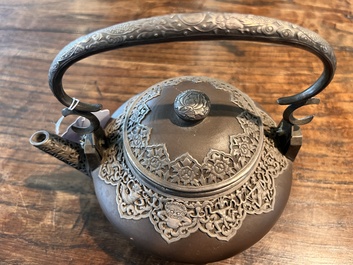 Een diverse collectie porselein en steengoed, China, Vietnam en Thailand, 16de/20ste eeuw