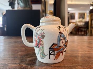 Deux th&eacute;i&egrave;res couvertes et un pot &agrave; pinceaux &agrave; d&eacute;cor figuratif en porcelaine de Chine famille rose et rouge de fer, 19&egrave;me/20&egrave;me si&egrave;cle