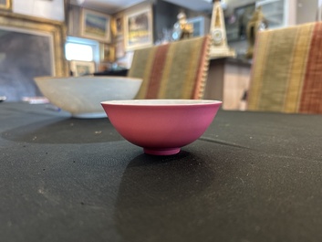 Bol en porcelaine de Chine en rose monochrome, marque de Yongzheng, R&eacute;publique
