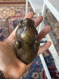 Paire de br&ucirc;le-parfums en bronze en forme de cr&eacute;ature mythique, Chine, 19&egrave;me/20&egrave;me si&egrave;cle