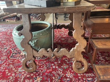 Table en noyer aux raccords en fer forg&eacute;, Espagne, 18&egrave;me si&egrave;cle