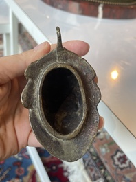Paire de br&ucirc;le-parfums en bronze en forme de cr&eacute;ature mythique, Chine, 19&egrave;me/20&egrave;me si&egrave;cle