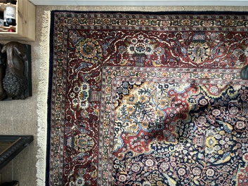 Een vermoedelijk Indisch Qom (Qum/Ghom) tapijt met floraal decor, wol op katoen, 20ste eeuw