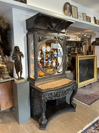 Vitrine en bois dur sculpt&eacute;, Chine ou Vietnam, 19&egrave;me si&egrave;cle