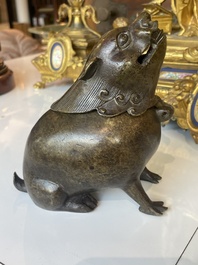 Paire de br&ucirc;le-parfums en bronze en forme de cr&eacute;ature mythique, Chine, 19&egrave;me/20&egrave;me si&egrave;cle