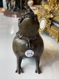 Paire de br&ucirc;le-parfums en bronze en forme de cr&eacute;ature mythique, Chine, 19&egrave;me/20&egrave;me si&egrave;cle