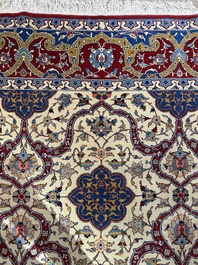 Een Perzisch Tehran tapijt met floraal decor, wol op katoen, 20ste eeuw