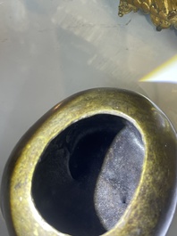 Paire de br&ucirc;le-parfums en bronze en forme de cr&eacute;ature mythique, Chine, 19&egrave;me/20&egrave;me si&egrave;cle