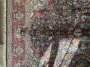 Een vermoedelijk Indisch Qom (Qum/Ghom) tapijt met floraal decor, wol op katoen, 20ste eeuw