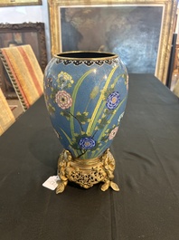 Vase en &eacute;maux cloisonn&eacute;s &agrave; d&eacute;cor de papillons parmi des fleurs sur socle en bronze dor&eacute;, Chine, 19&egrave;me si&egrave;cle
