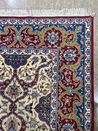 Een Perzisch Tehran tapijt met floraal decor, wol op katoen, 20ste eeuw