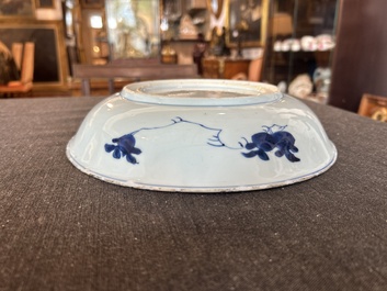 Plat en porcelaine de Chine bleu et blanc &agrave; d&eacute;cor 'sanduo', Kangxi